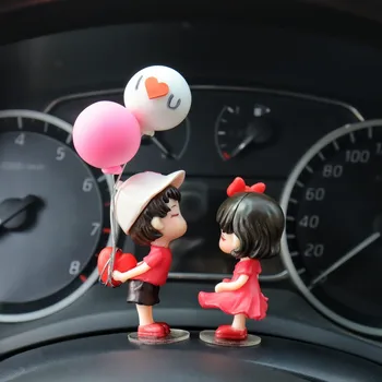 Araba Süsleme Modeli Anime Çift Kawaii Öpücük Aksiyon Figürü Oto iç mekan balonu Dekorasyon Pembe Pano Aksesuarları Oyuncaklar Hediyeler