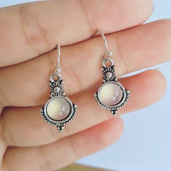 Sıcak Satış Antik Gümüş Renk Yuvarlak Ay Taş Opal Dangle Küpe Gravür Çiçek Desen Kadınlar için Parti Takı