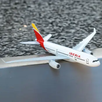 1: 400 Ölçek Metal Uçak Çoğaltma İspanya Iberia Havayolları A330 Modeli 15 cm Havacılık Tahsil Diecast Minyatür Süs Oyuncaklar