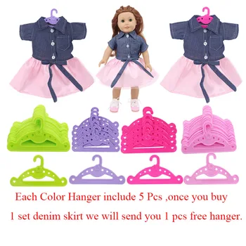 Oyuncak bebek giysileri 1 Takım Kot Etek + 4 Renk Askıları (5 Adet 1 Renk ) 1 Adet Kot satın Alacaksınız 1 Ücretsiz Adet Askı 18 inç ve 43 Cm