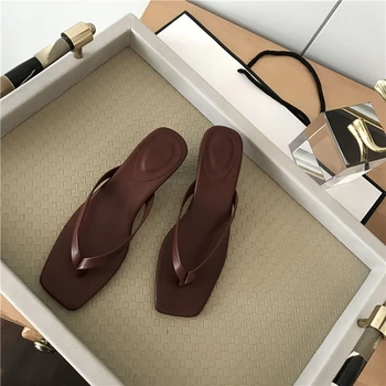 Yaz Lüks Marka Ayakkabı Flip-Flop Eğlence Sandalet Kırpılmış Ayak Kare Kafa Bayanlar Mizaç İnce Topuk Terlik Rahat