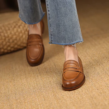 Yeni 2022 Hakiki Deri Kadın Ayakkabı Retro Yuvarlak Ayak Oyma Brogues Kalın Topuk Slip-On loafer ayakkabılar Kadınlar için Zapatos De Mujer 2