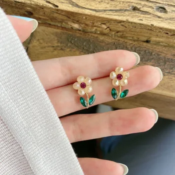 Kore Mizaç Güzel Mini Çiçekler Küpe Olmayan Deldi Kulaklar Yeşil Yaprak Küçük Kristal Çiçek Klip Küpe Kadın