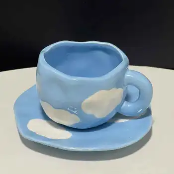 Güzel El Yapımı Düzensiz Şekil Bardak Tabakları İle Seramik El Boyalı Bulut Lale Çiçek Fincan fincan tabağı seti Kahve Çay Hediyeler İçin