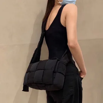 Moda Dokuma Pamuk Yastıklı Kadın omuzdan askili çanta Marka Tasarımcısı Doldurma Aşağı Kadınlar için Crossbody Çanta 2021 Örgü Çanta İns
