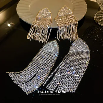Abartılı Rhinestone Büyük Üçgen Püskül Bırak Dangle Küpe düğün takısı Kadınlar için Parlak Kristal Zincir Geometrik Küpe