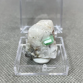 Yeni! 100 % Doğal yeşil zümrüt mineral taş dereceli kristal örnekleri taşlar ve kristaller kuvars kristalleri (kutu boyutu 3.4 cm)