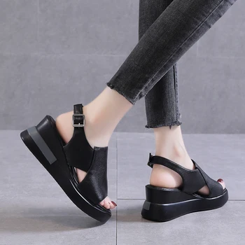 2023 Yaz Kadın Kama Topuklu Pu Deri Sandalet Çapraz Kayış Kore Tarzı rahat ayakkabılar Bayanlar Burnu açık Katı Toka Sandalias 0