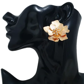 Şakayık Çiçek Alaşım Elektrolizle Altın Kadın Küpe Kişilik Moda Trendi Kakma Tuğla Piercing Küpe Vintage Takı