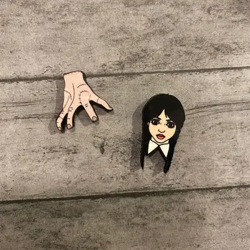 Yeni Klasik Film Çarşamba Addams düğme küpe Gotik Punk Severed El Metal Küpe kadın takısı Addams Aile