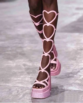 Çift Platformu İle Süslenmiş Rhinestone Sandalet Kalp Şekli Hollow Diz Yüksek ayakkabı Pist Parti Tasarımcı Sandalet Yaz 1