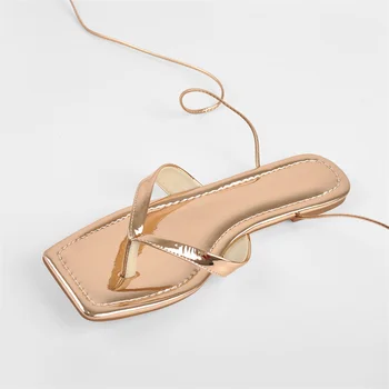 Onlymaker Yaz Kadın Dantel-Up Flats Sandalet Kare Ayak Altın Patent Deri Çapraz Kayış Flip Flop Rahat Büyük Boy Ayakkabı 3