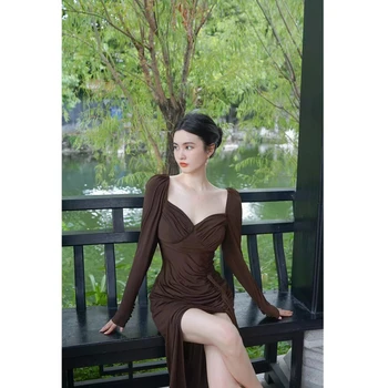 Kadın Sonbahar Yeni Kalp Yaka Uzun Kollu Asimetrik Bölünmüş Bel ve Kalça Sarılmış Elastik İnce Seksi uzun elbise