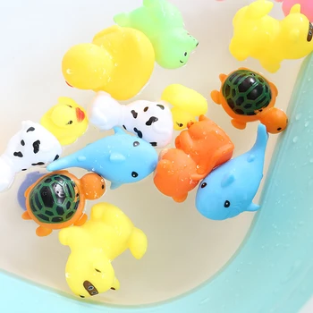 1 adet Sevimli Yumuşak Kauçuk birçok hayvan Ördek Şamandıra Sıkmak Ses Bebek Yıkama Banyo Oyuncakları Oyun Hayvanlar Oyuncaklar Çocuklar Banyo Oyuncakları 2
