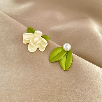 Yeni Asimetrik Gardenya İnci Saplama Küpe Kadınlar için Yeni Tasarım Beyaz Yeşil Yaprak Çiçek Küpe moda takı